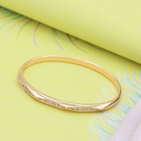 Elegant Wave Pattern Rose Gold Bangle with Sparkling Detailing, XPBL0483 - Picture 3 of 11